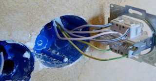 Монтаж проходного выключателя от 560 руб. в Полевском